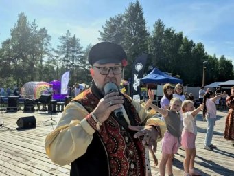 Жители Мирного тепло встретили выступление Петра и Марины Суховых в День города Жители Мирного тепло встретили выступление Петра и Марины Суховых в День города